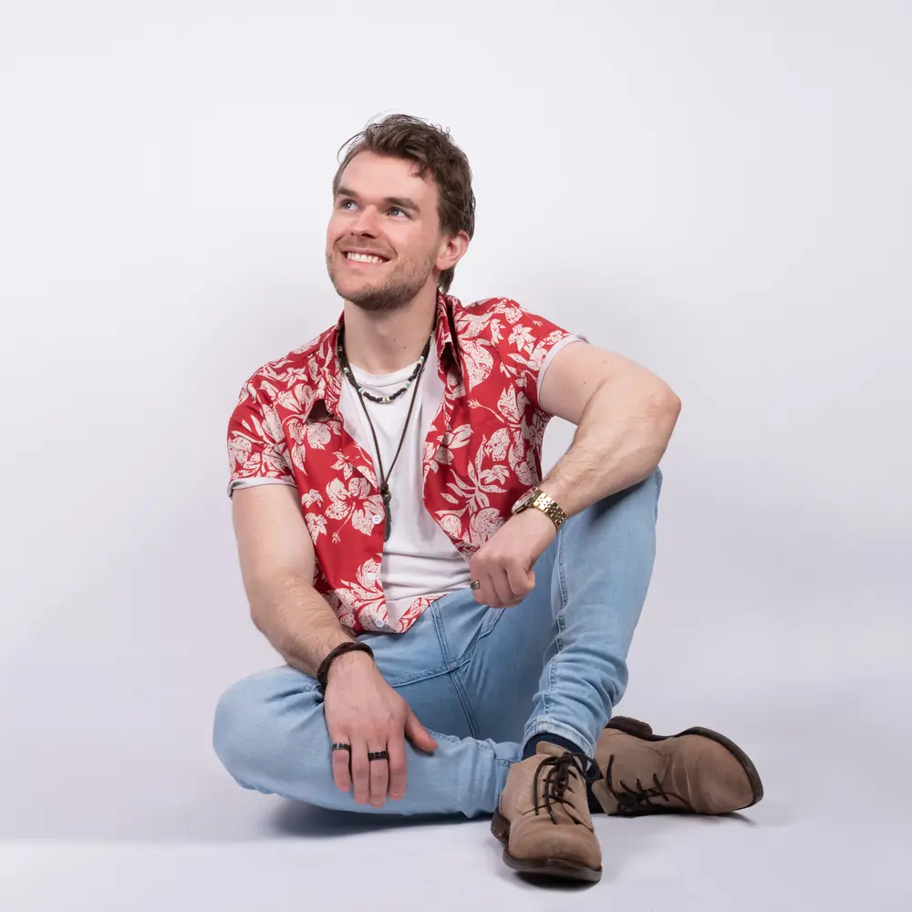 Laurentius (Lars Jacob Beerda), tropical house producer and DJ from Zwolle, smiling in a red floral shirt