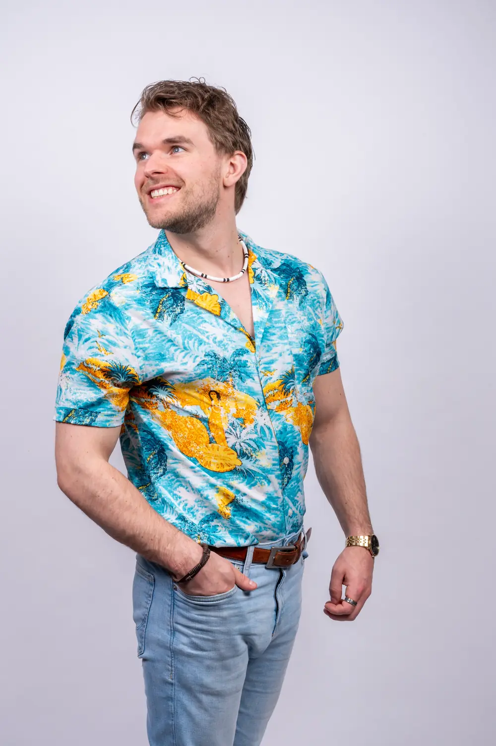 Laurentius (Lars Jacob Beerda), tropical house producer and DJ from Zwolle, press photo in a turquoise shirt