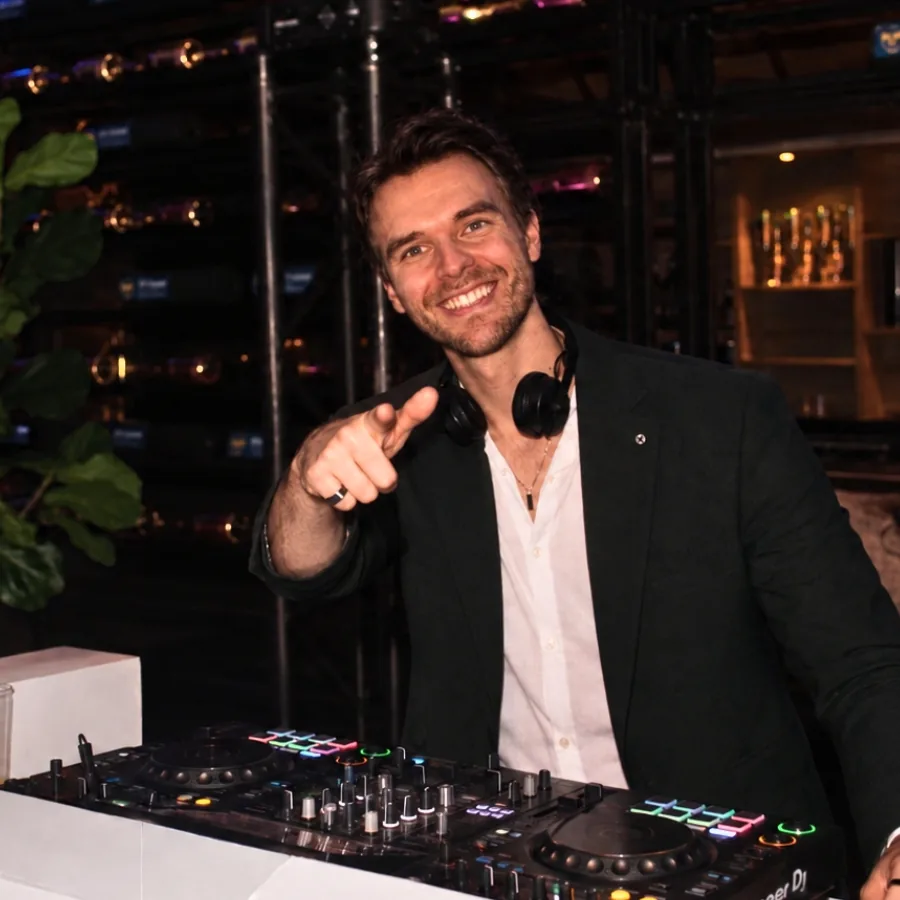Lars Beerda (Laurentius) als bruiloft DJ op Landgoed Welna in Epe