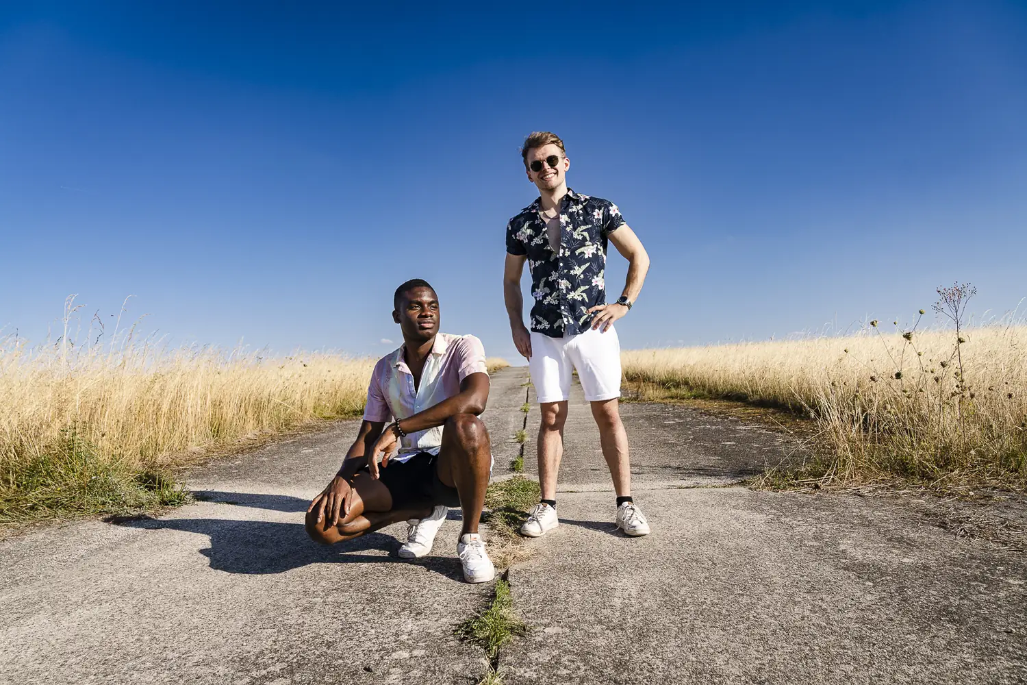 Laurentius en Ọké op locatie in Luxemburg tijdens de videoshoot voor Celebrate